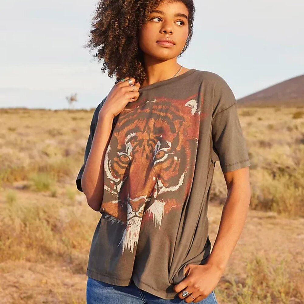 Wrangler Women's Oversized Tiger Tee Faded Black NWT